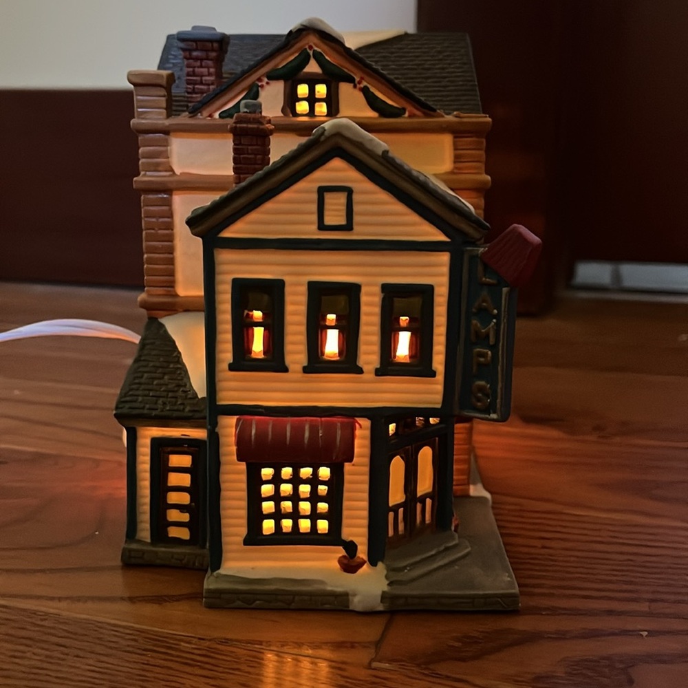 Lemax 1999 retired lighted Williams furniture store with window view of couch - Picture 5 of 13